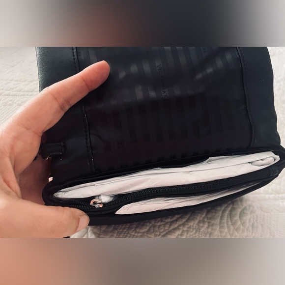 NWT VICTORIA’S SECRET CLUTCH WRISTLET
SPARKLY BLACK WITH BLING BOW - Picture 6 of 7